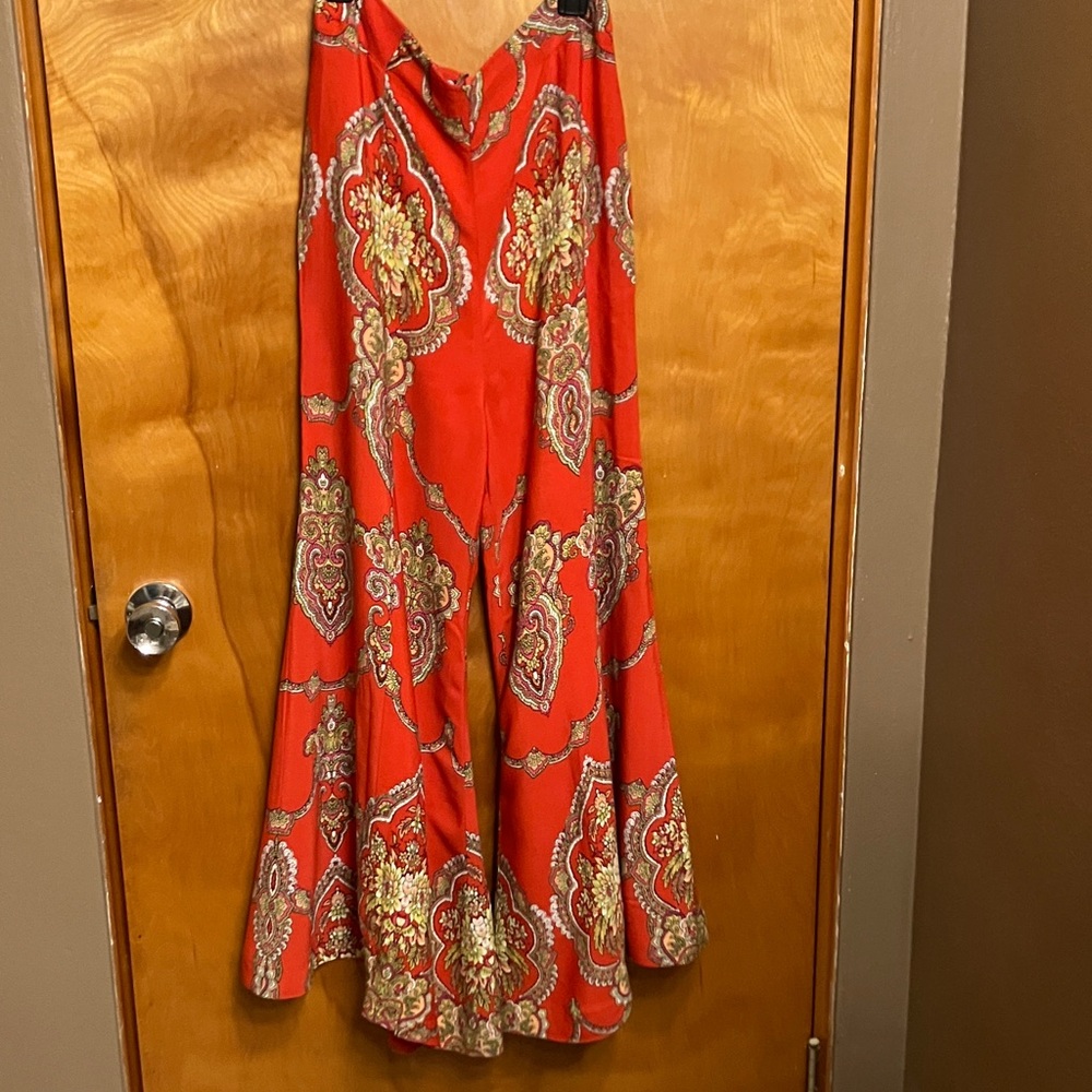 ANTHROPOLOGIE Red Floral Pants. Size 6. SO CUTE!  Wide Leg. Flowy pants. EUC